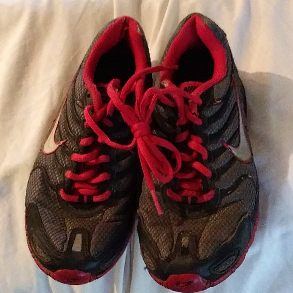 3.5 y Nike black with red Tennis